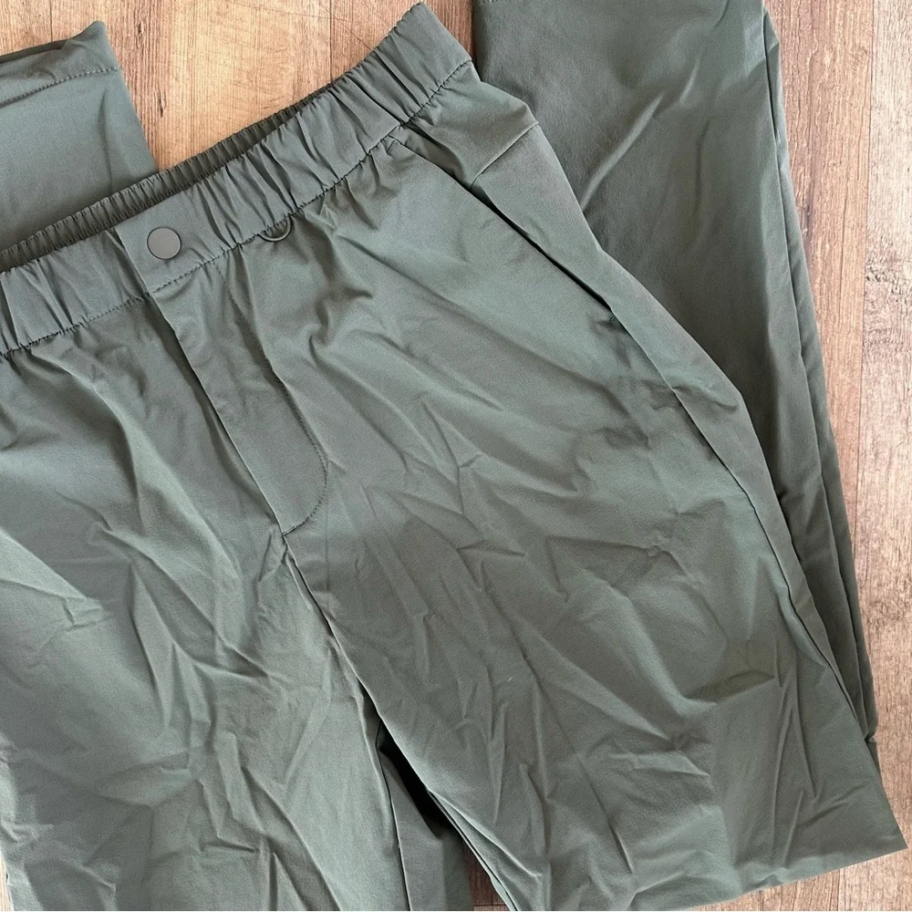 FIGS Men’s Tailored Trouser Agave